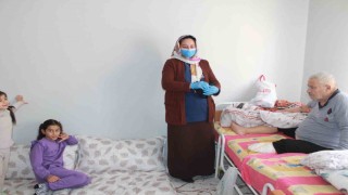 Vefakar gelin, 10 yıldır ayağı olmayan yatalak kayınpederine bakıyor
