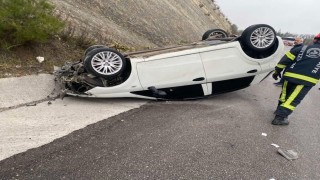 Yağış sonrası kayganlaşan yolda savrulan araç takla attı