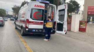 Yağmur nedeniyle ıslanan yolda kayan motosikletli yaralandı