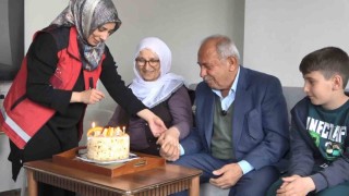 Yaşlı çift, çocukların getirdiği pasta ile Yaşlılar Haftasını kutladı