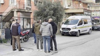 Yaşlı kadını altınları için darp edip, ağır yaraladılar