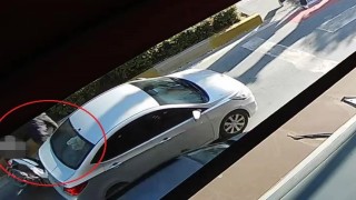 Yayaya yol vermek için duran otomobile arkadan çarptı o anlar güvenlik kamerasında