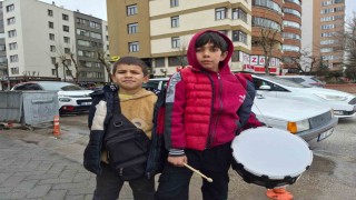 Yeğeniyle birlikte bayram harçlığı toplayan küçük davulcu