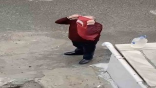 Yerde gördü, öperek yerine astı: İzleyenler duygulandı