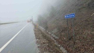 Yoğun sis Bolu Dağını kapladı