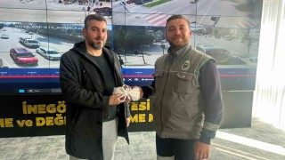 Yolda bulduğu 200 bin lirayı sahibine teslim etti