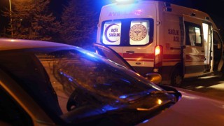 Yolun karşısına geçerken otomobilin çarptığı yaya yaralandı