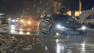 Yüksekovada caddeler göle döndü, otomobiller adeta suda yüzdü