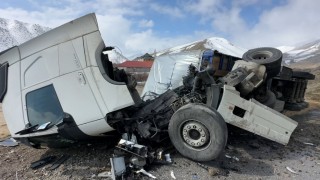 Yüksekovada İran plakalı tır devrildi: 1 yaralı
