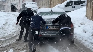 Yüksekovada kar yağışı etkisini arttırdı, araçlar rampada mahsur kaldı
