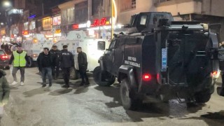 Yüksekovada taşlı sopalı kavga: 1i polis 2 yaralı