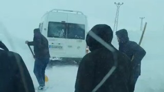 Yüksekovada tipide yolda mahsur kalan vatandaşlar kurtarıldı