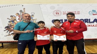 Yunusemreli yıldız güreşçilerden iki bronz madalya