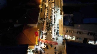 Yüzlerce metre uzayan sofrada 4 bin 500 kişi iftar yaptı