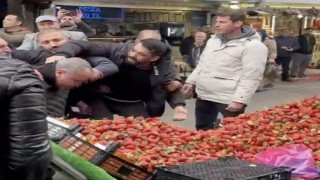 Zabıtaya tekme tokat saldırı: Seyyar satıcı ortalığı karıştırdı