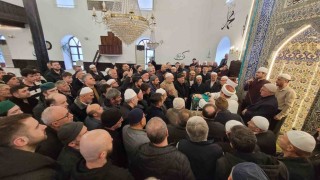 Ziyarete açılan Sakal-ı Şerifi görmek isteyen vatandaşlar camiye akın etti