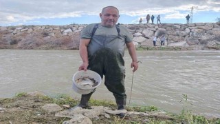 10 yıllık kuraklığın hakim olduğu çayda balık avladılar