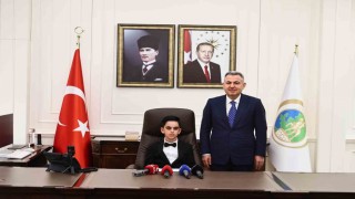 23 Nisan kutlamalarında İzmir Valiliği makamına ilkokul öğrencisi oturdu