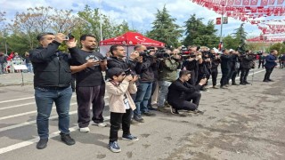 23 Nisan kutlamalarının en renkli ismi: Fotoğraf makinesini aldı, 6 yaşındaki gazeteci oldu