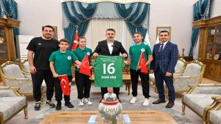 23 Nisanda Başkanlık koltuğu çocukların oldu