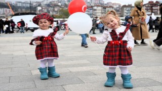 23 Nisanda çocuklar kırmızı beyaz renklerle sahne aldı