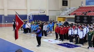 240 sporcunun katılımıyla hentbol küçükler yarı final müsabakaları başladı