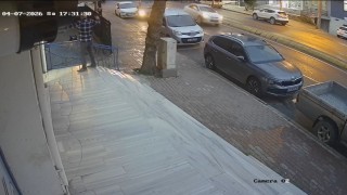 4 araca çarptı, hızını alamayıp markete daldı