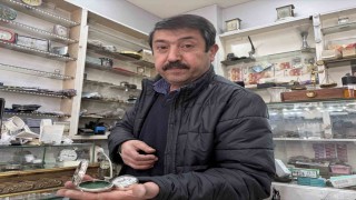 44 yıldır tarihi saatlere ince ayar veriyor