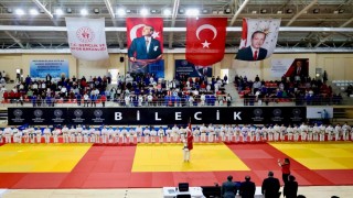 63 ilden 355 sporcu judo şampiyonası için Bilecikte mücadele ediyor