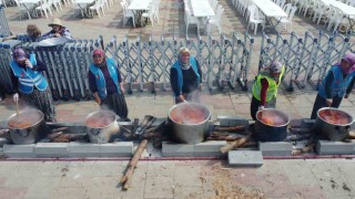 71 mahalleden kadınlar 71 kazanda yemek yaptı, binlerce kişiye ikram etti