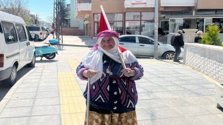 75 yaşındaki Satı teyzenin bayrak sevgisi