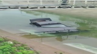 Adanada otomobil sulamana kanalına düştü