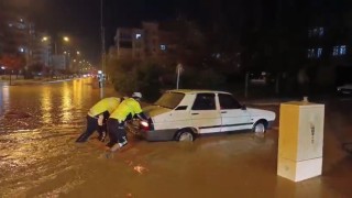 Adıyamanda kuvvetli yağış sele neden oldu, araçlar mahsur kaldı
