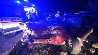 Ağaca çarpan otomobil hurdaya döndü: 3 yaralı