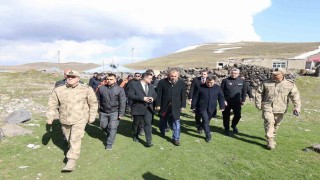 Ağrı Valisi Önder Bozkurt deprem bölgesinde