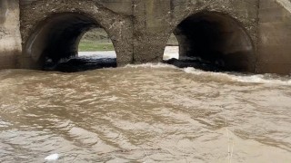 Ağrıda kar suyu dereleri coşturdu
