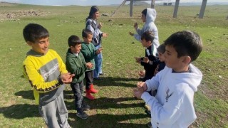 Ağrıda köy çocukları geleneksel oyunlarla büyüyor