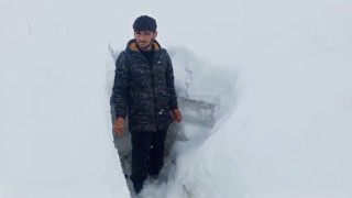 Ağrıda Nisan ayında etkili olan kar kalınlığı insan boyunu aştı