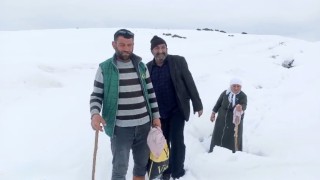 Ağrıda Nisan karı köy yollarını kapattı