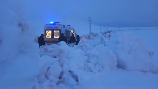 Ağrıda nisan karı yolu kapattı: Hasta kurtarmaya giden ambulansa ekipler yetişti