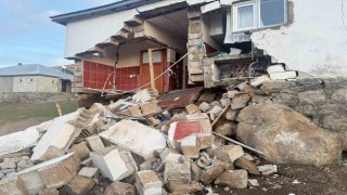 Ağrıdaki depremde köylerde bazı yapılarda hasar meydana geldi
