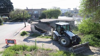 Akdenizde tehlike saçan metruk yapılar yıkılıyor