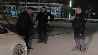 Aksaray polisinin elinde keser olan adamla imtihanı kamerada
