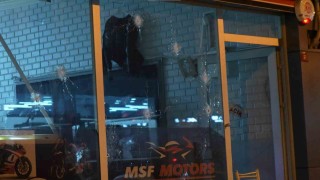 Alacak-verecek kavgası kanlı bitti: İş yerini uzun namlulu silahla taradılar, 4 kişi yaralandı