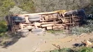 Alanyada kamyon şarampole devrildi sürücü hayatını kaybetti