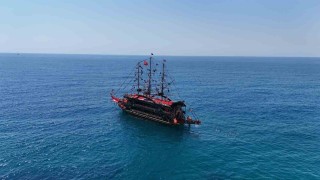 Alanyada yaz erken geldi, yerli ve yabancı turistler sahile koştu