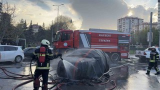 Alev alan elektrikli otomobil yangın battaniyesiyle söndürüldü