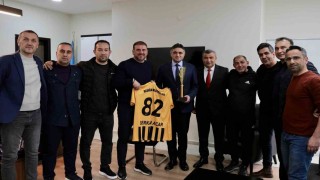 Aliağa Masterler, şampiyonluk kupasını Başkan Acara götürdü