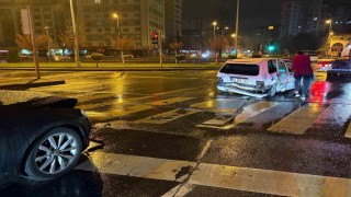 Alkollü sürücü kırmızı ışıkta bekleyen otomobile çarptı: 1 yaralı