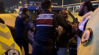 Alkollü yakalandı polise hakaretten gözaltına alındı